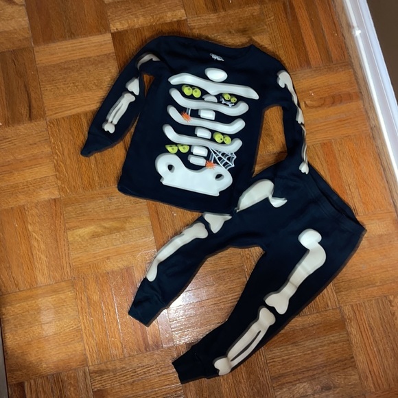 Carter’s skeleton Halloween, long sleeve pajamas, two piece set size 24 months - Picture 4 of 7